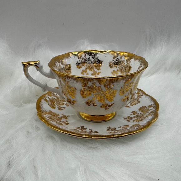 Royal Albert English Bone China tea cup & saucer. White china with gold flowers - Picture 6 of 9